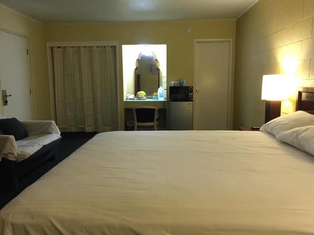 Royal Inn&Suites Hemet Bagian luar foto